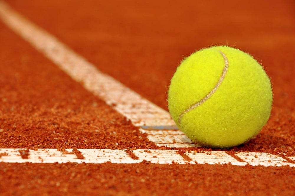 Tennisbold på grusbane